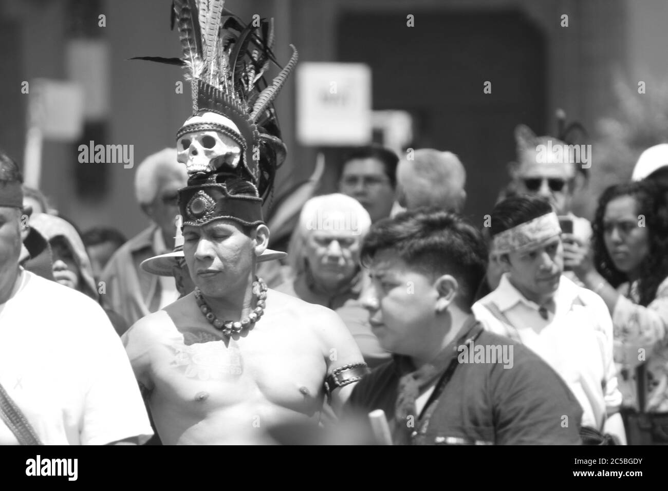 CITTÀ DEL MESSICO, MESSICO - Settembre / 22 / 2018 uomo indigeno con abiti azteco e plume con cranio umano Foto Stock