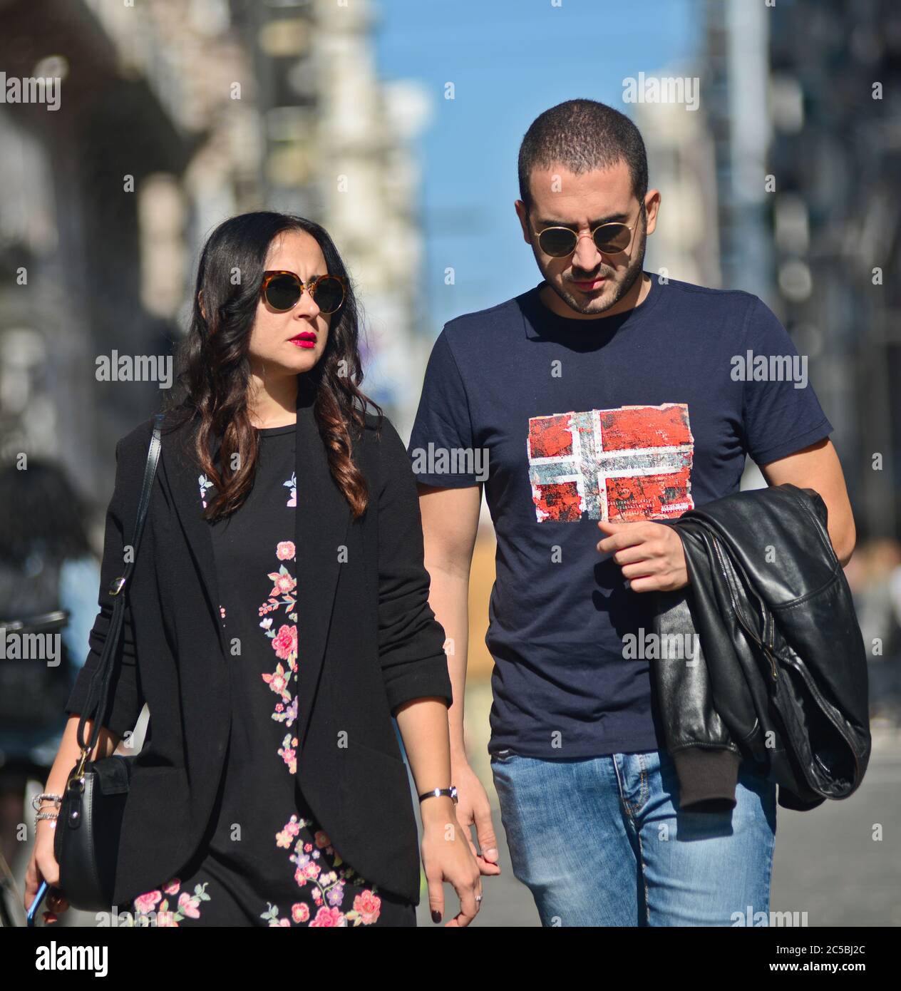 Coppia italiana in Via Sparano da Bari. Bari, Italia Foto Stock