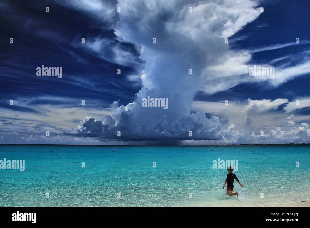 Scenografia spettacolare della spiaggia con cieli blu profondi, nuvole bianche e mari blu chiari nei Caraibi. La spiaggia tropicale Foto Stock