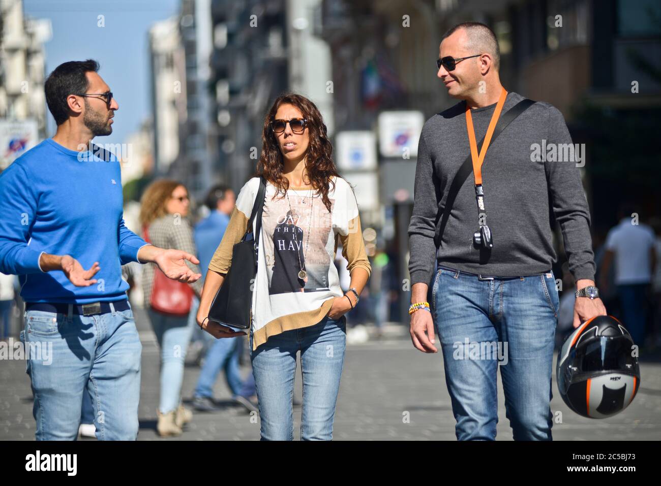 Amici italiani che camminano e parlano in Via Sparano da Bari. Bari, Italia Foto Stock
