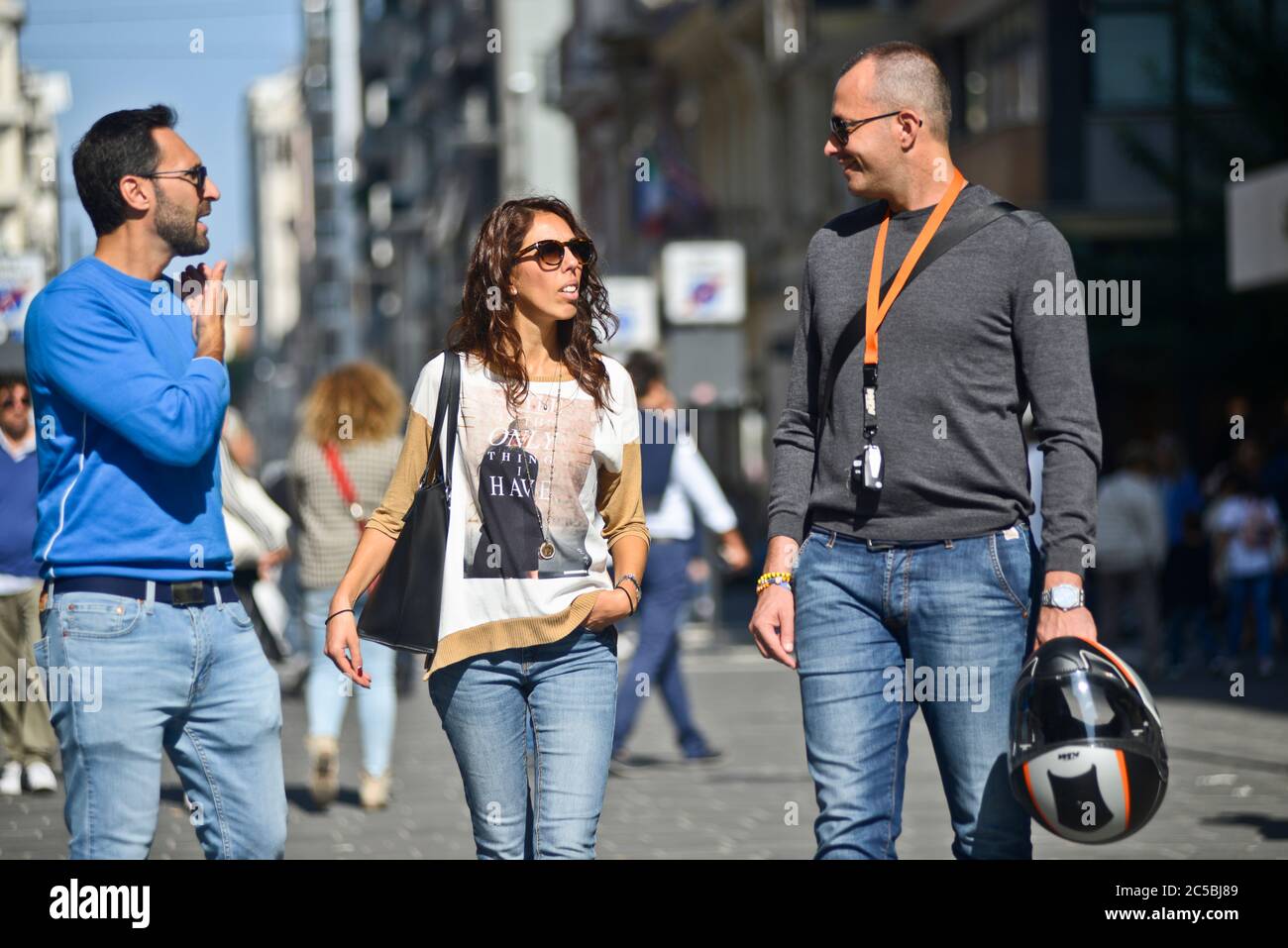 Amici italiani che camminano e parlano in Via Sparano da Bari. Bari, Italia Foto Stock