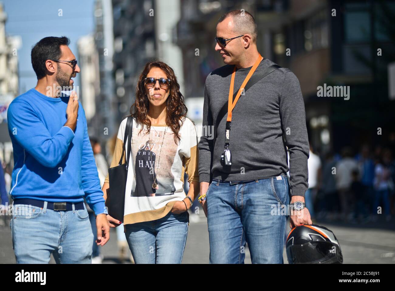 Amici italiani che camminano e parlano in Via Sparano da Bari. Bari, Italia Foto Stock