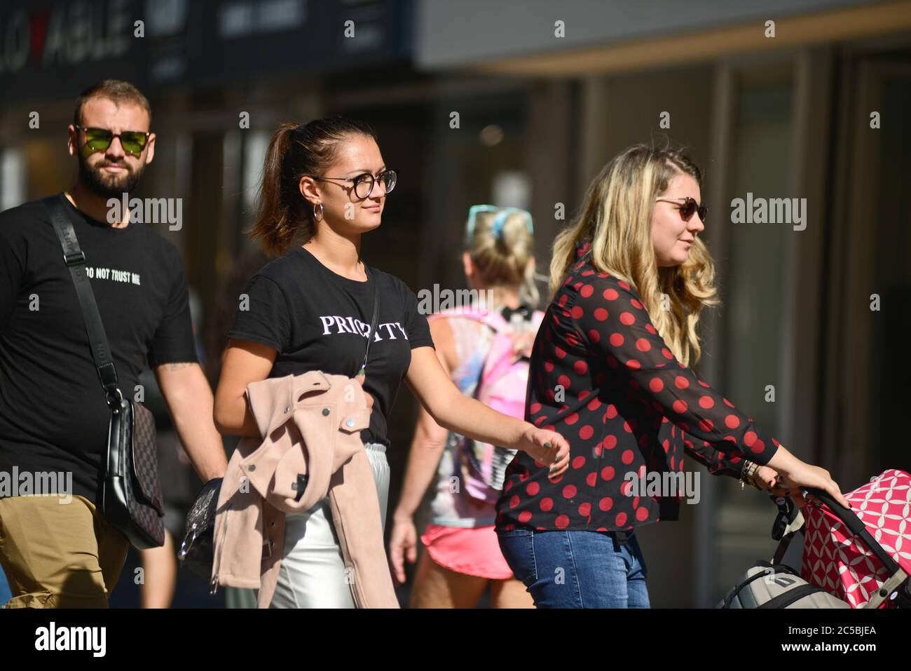 Italiani che camminano in Via Sparano da Bari. Bari, Italia Foto Stock