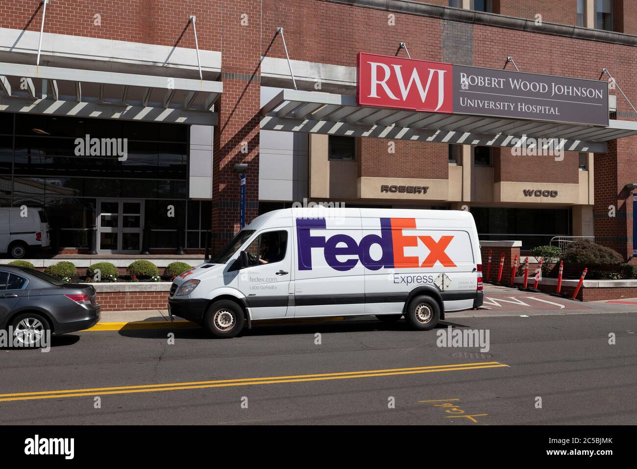 New Brunswick, New Jersey, Stati Uniti. 1 luglio 2020. I dimostranti della Coalizione per difendere l'annesso Lincoln sono esposti in un raduno contro il Robert Wood Johnson Hospital di New Brunswick, New Jersey. L'obiettivo della Coalizione è quello di impedire la vendita della scuola per costruire un'estensione del Rutgers Cancer Institute of New Jersey (CINJ). La scuola è frequentata da immigrati LatinX che è la prima lingua è lo Spagnolo credito: Brian Branch Price/ZUMA Wire/Alamy Live News Foto Stock