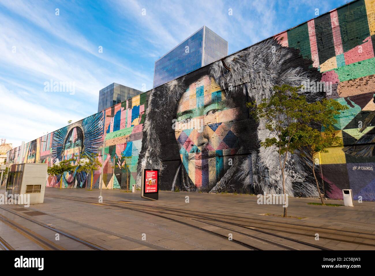 Rio de Janeiro, Brasile - 30 giugno 2020: Il Murale di Eduardo Kobra ha nominato i nativi dei 5 continenti. Arte sulla parete del Boulevard Olimpico. Foto Stock