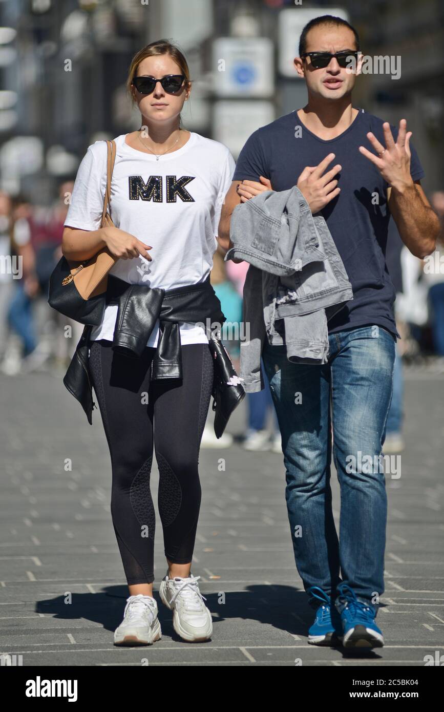 Coppia italiana in Via Sparano da Bari. Bari, Italia Foto Stock