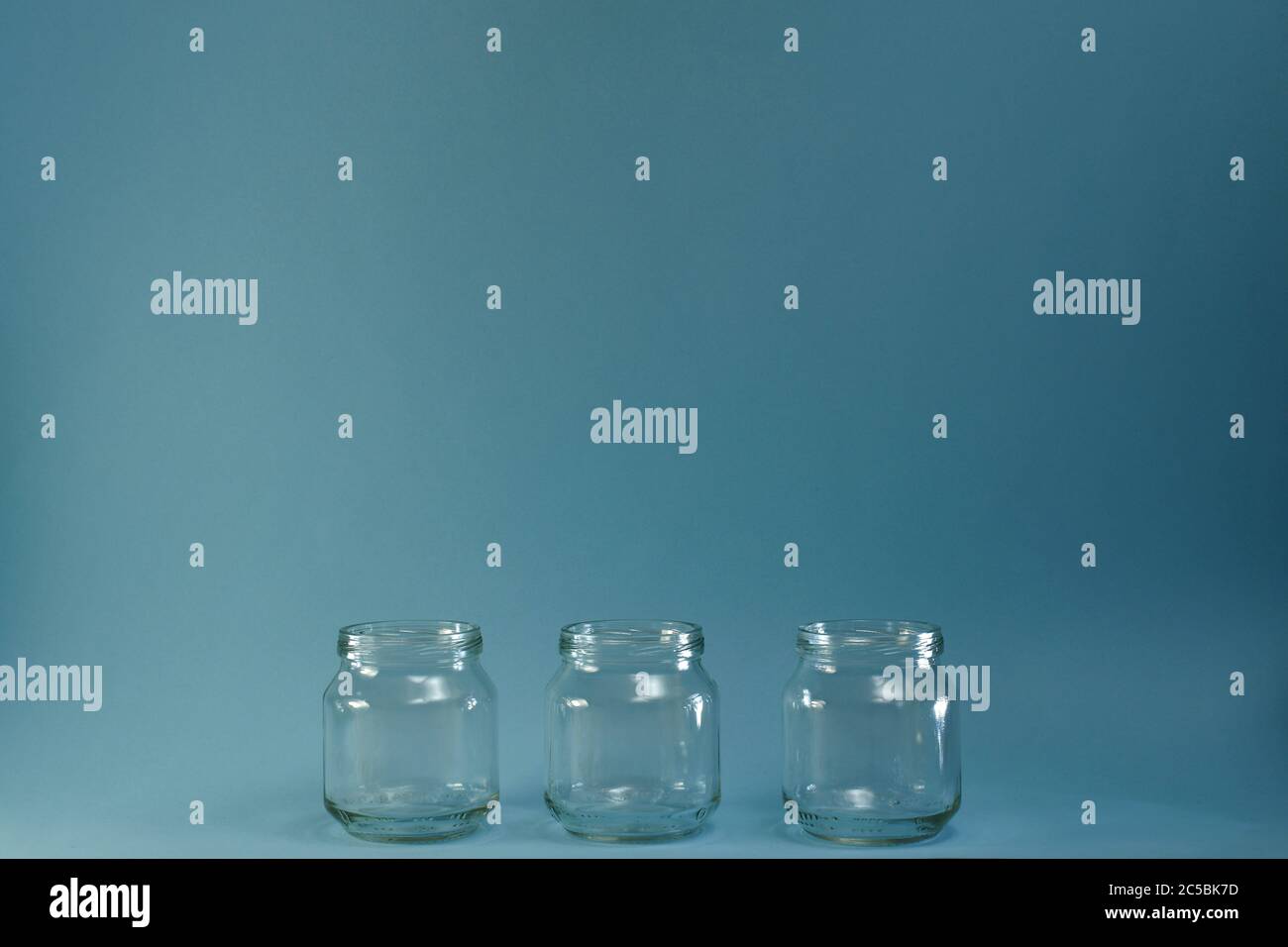 Tre vasetti di vetro nella parte inferiore della fila orizzontale centrale. Foto Stock