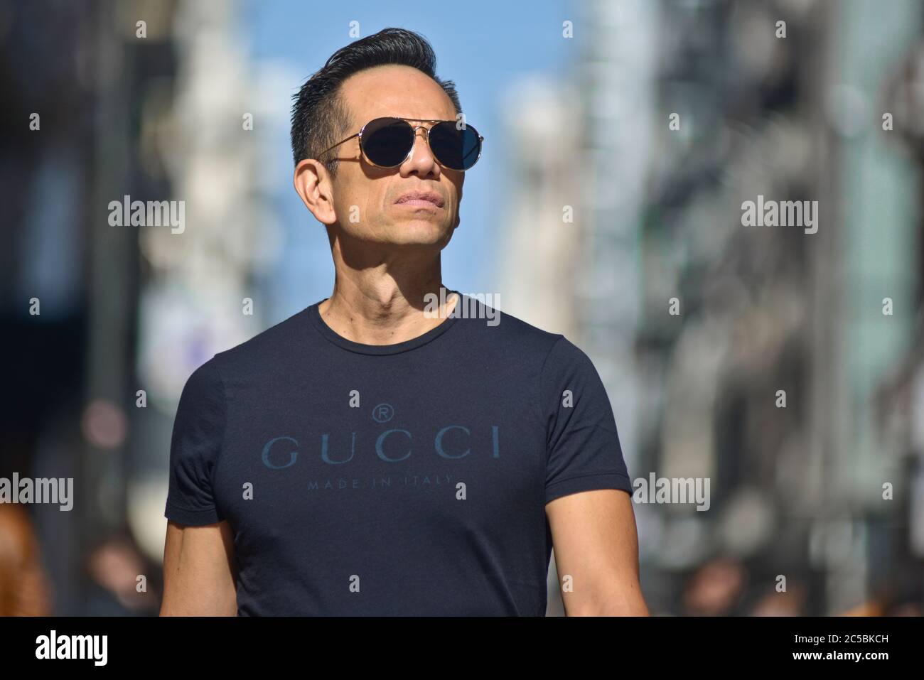 Uomo italiano che indossa una t-shirt Gucci in Via Sparano da Bari. Bari, Italia Foto Stock