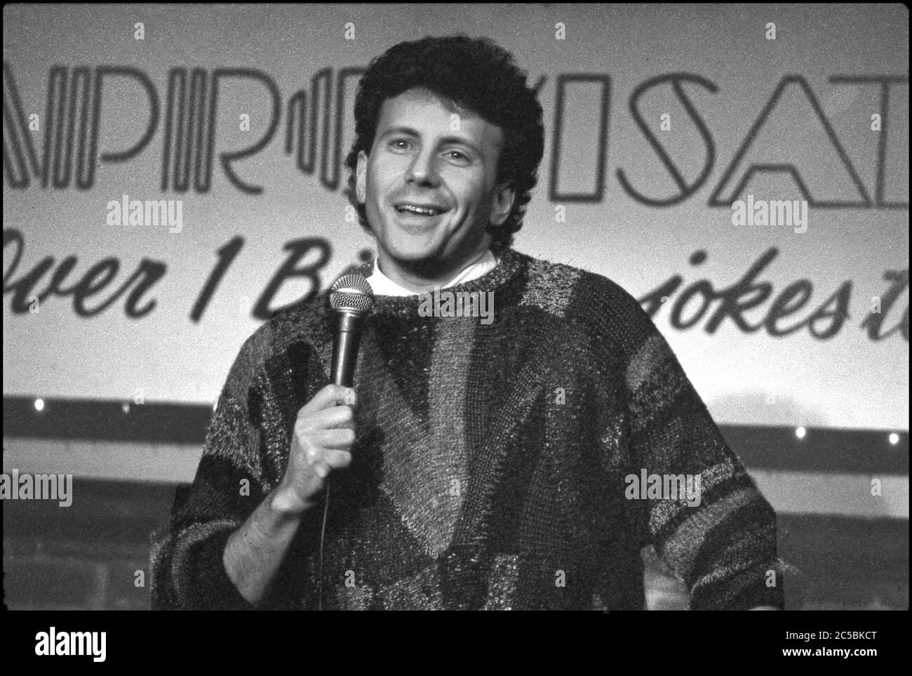 Il comico Paul Reiser si esibisce in una commedia al Teatro Improv di Werst Hollywood, CA, intorno agli anni '80 Foto Stock