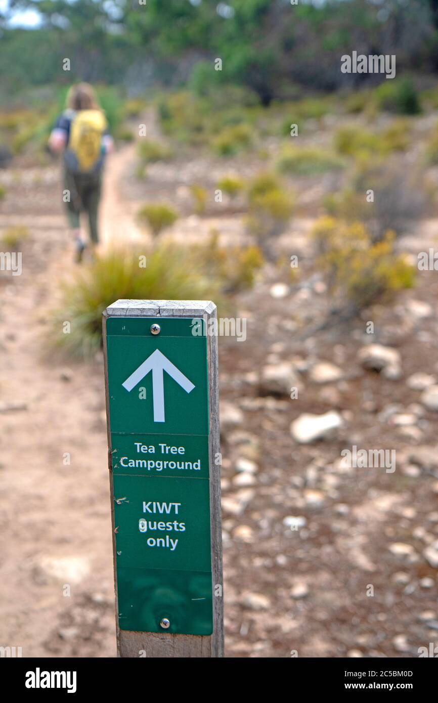 Escursionista passando un marcatore sul Kangaroo Island Wilderness Trail Foto Stock