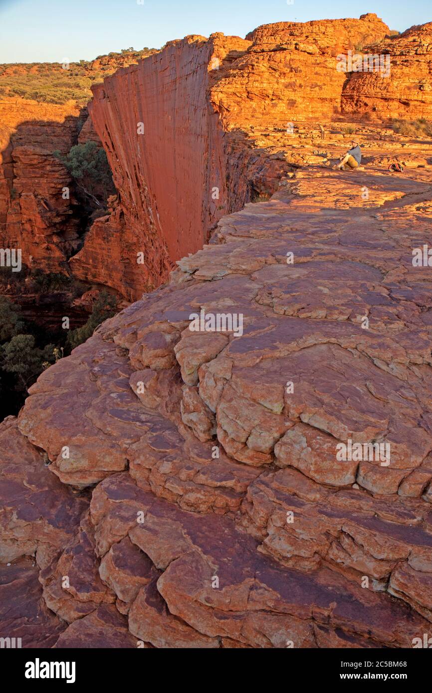 Uomo seduto al bordo del Kings Canyon Foto Stock
