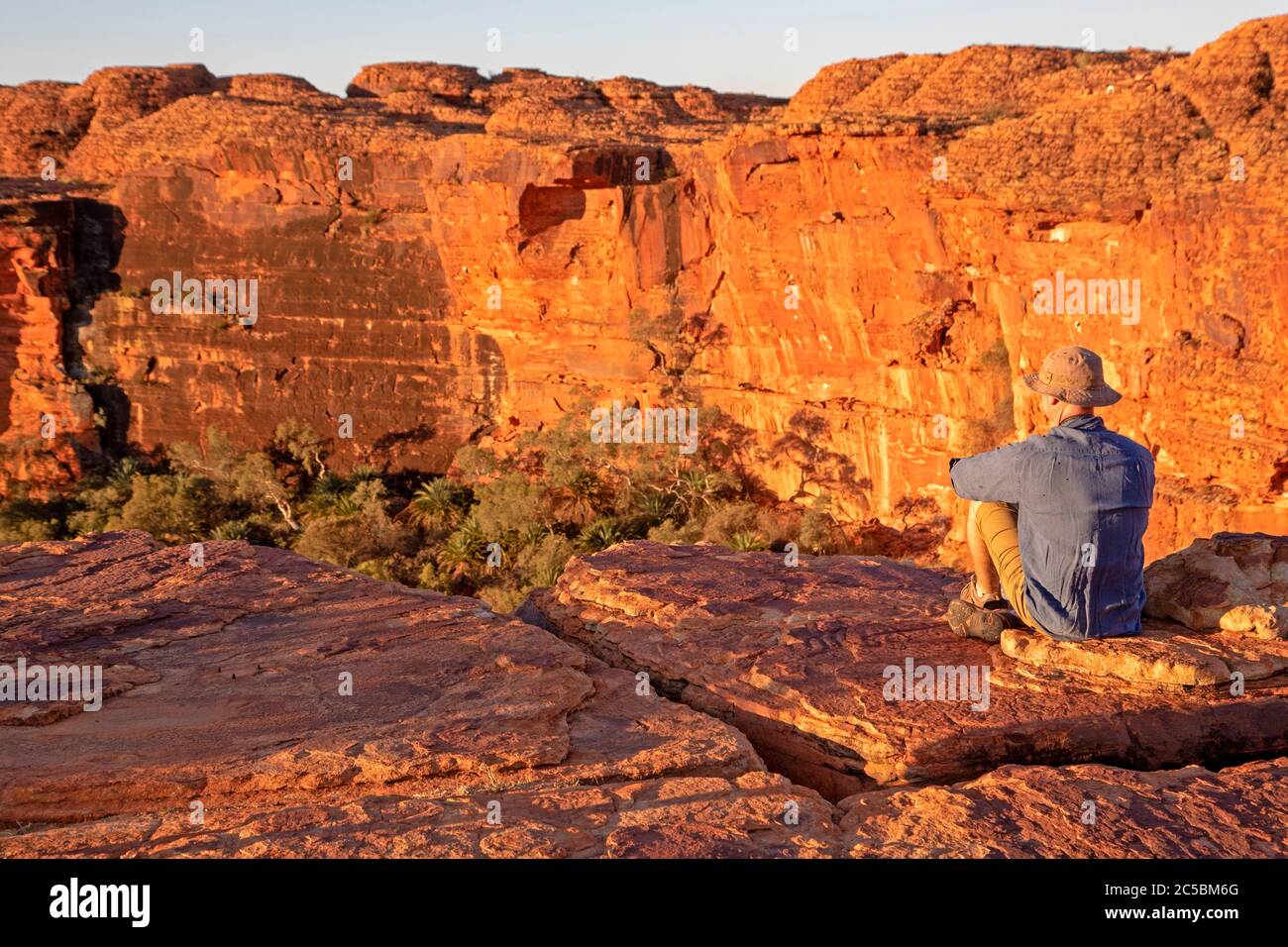Uomo seduto al bordo del Kings Canyon Foto Stock