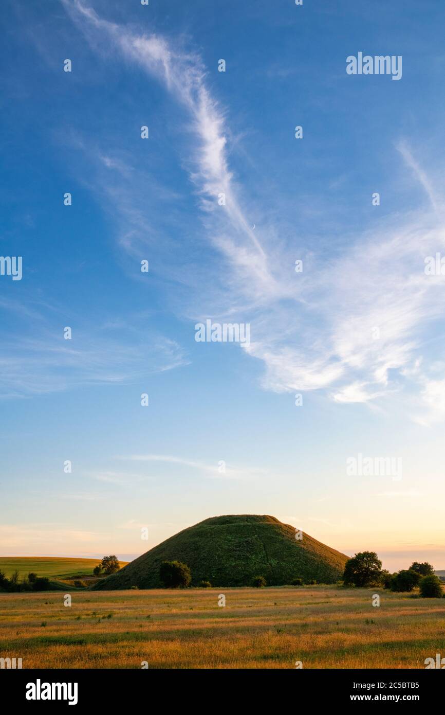Silbury Hill in estate al tramonto. Avebury, Wiltshire, Inghilterra Foto Stock