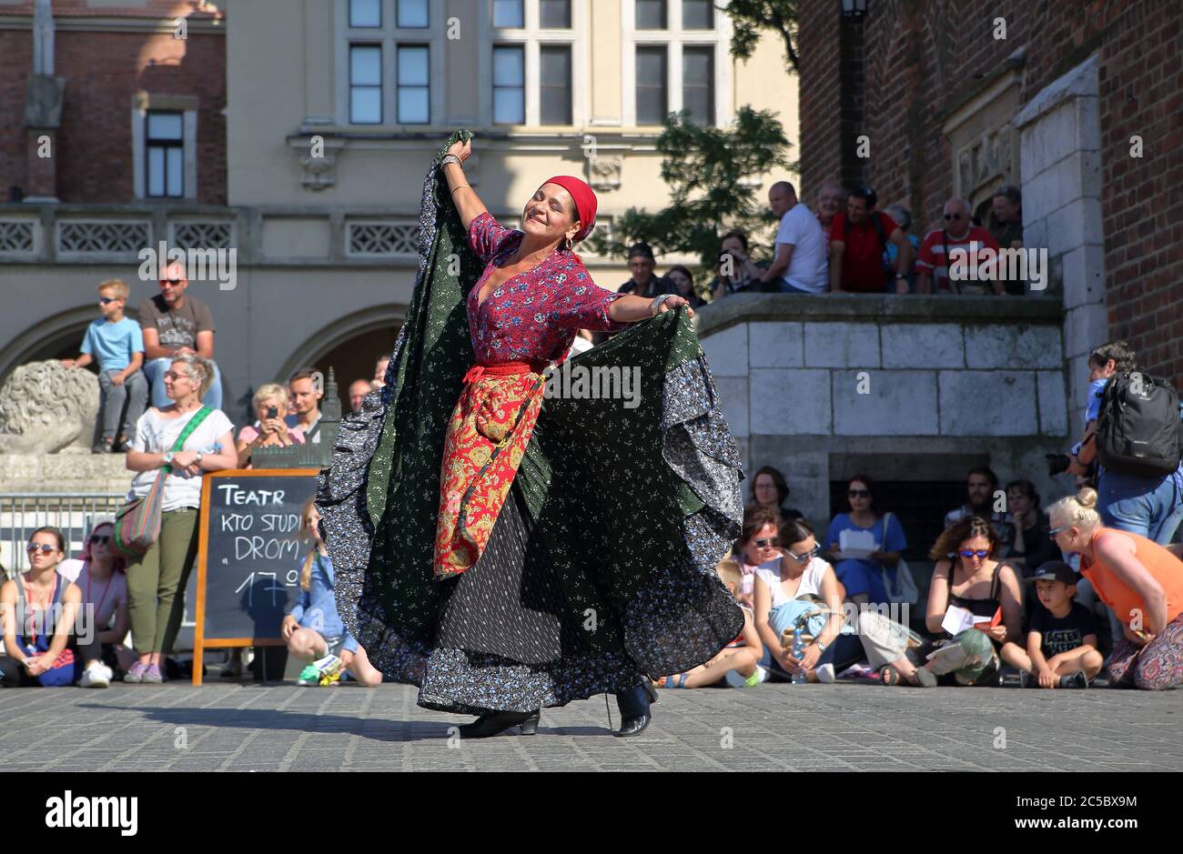 Cracovia / Polonia - 5 luglio 2019: Spettacolo dal titolo DROMA - sui sentieri della Roma suonata dal KTO Theatre Studio durante il Festival Street Theatre Foto Stock