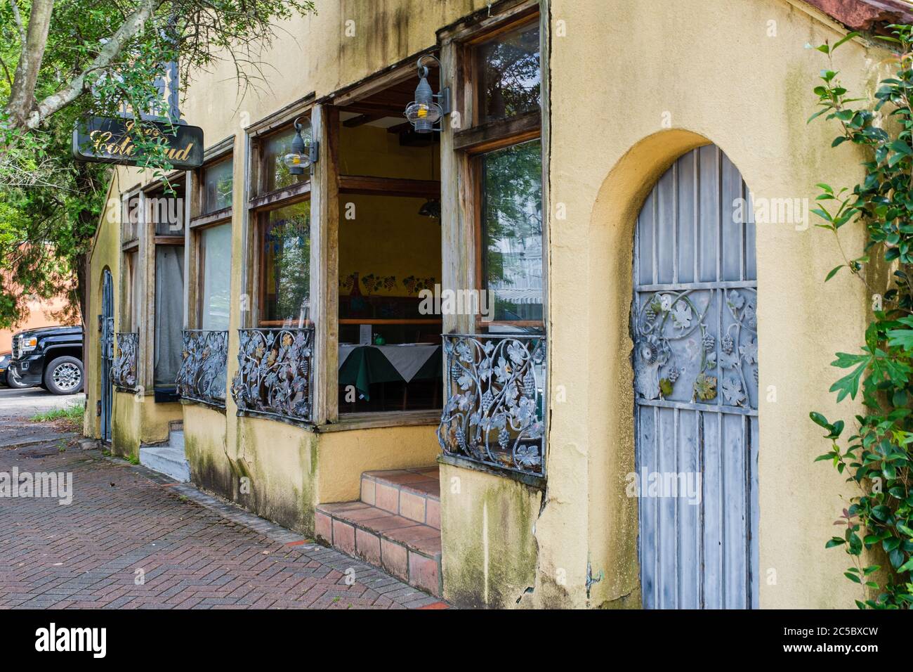 New Orleans, Louisiana/USA - 06/26/2020: Ristorante Cote Sud Ciro's su Maple Street Foto Stock