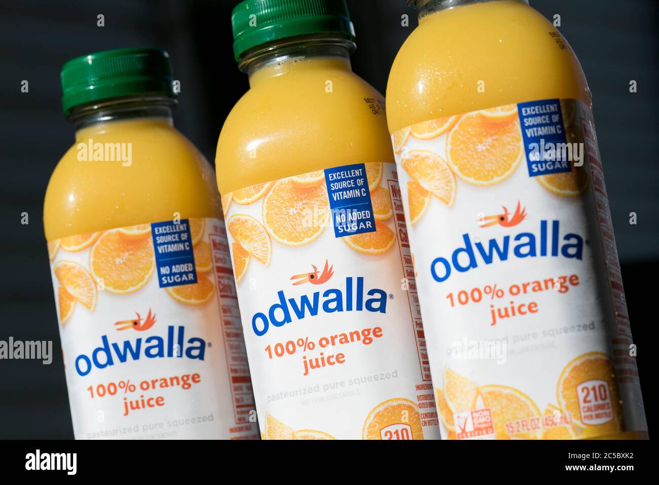 Bottiglie di prodotti di succo Odwalla allestite per una foto. Foto Stock