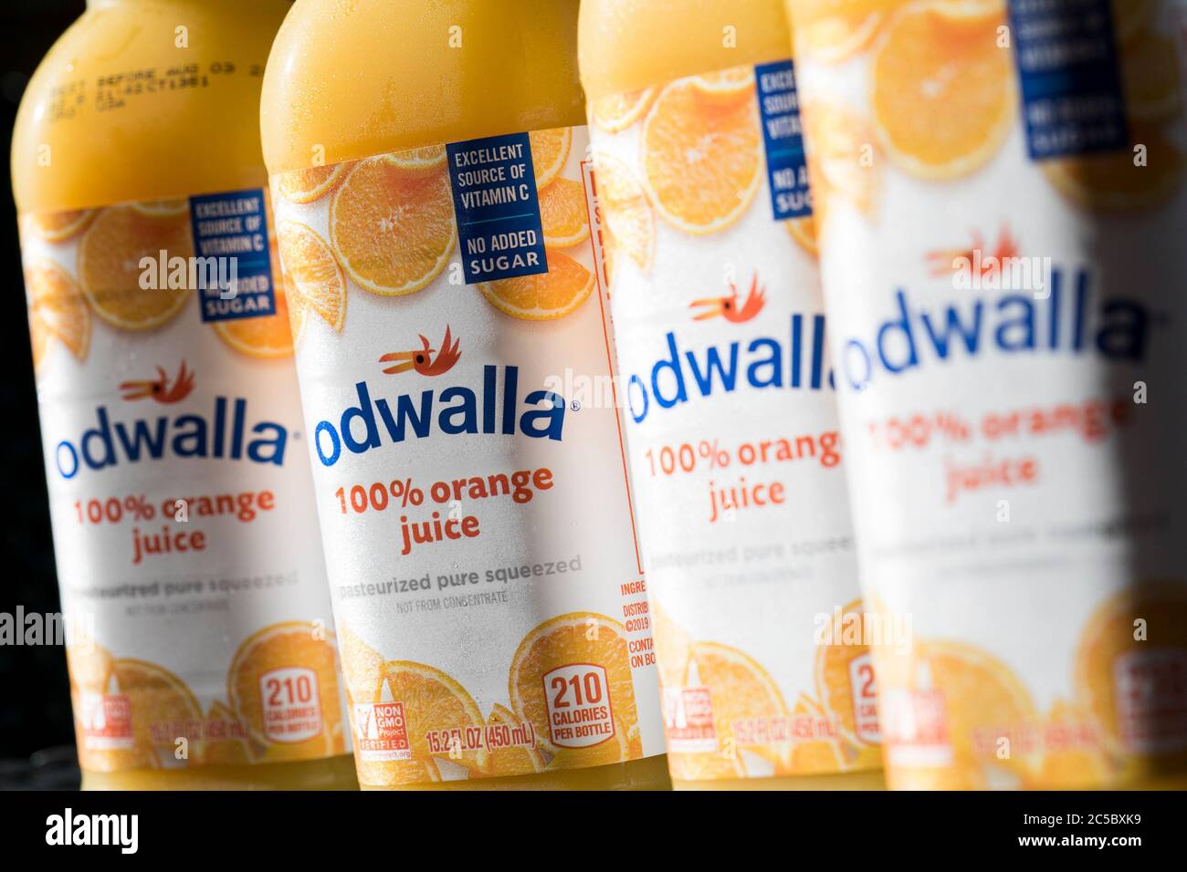 Bottiglie di prodotti di succo Odwalla allestite per una foto. Foto Stock