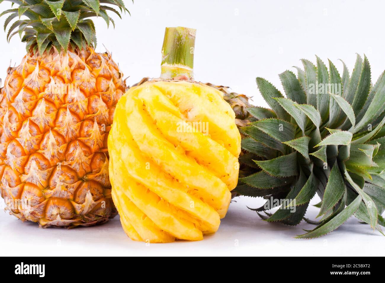 ananas sbucciato su sfondo bianco sano frutta di ananas cibo isolato Foto Stock