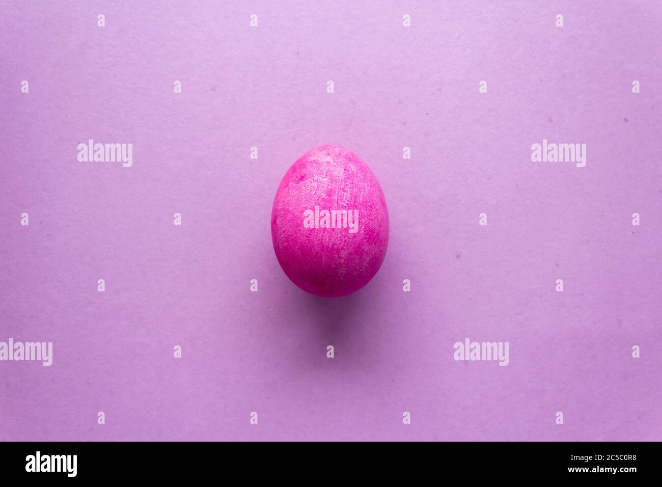 Buon giorno di Pasqua con uovo rosa su sfondo rosa Foto Stock