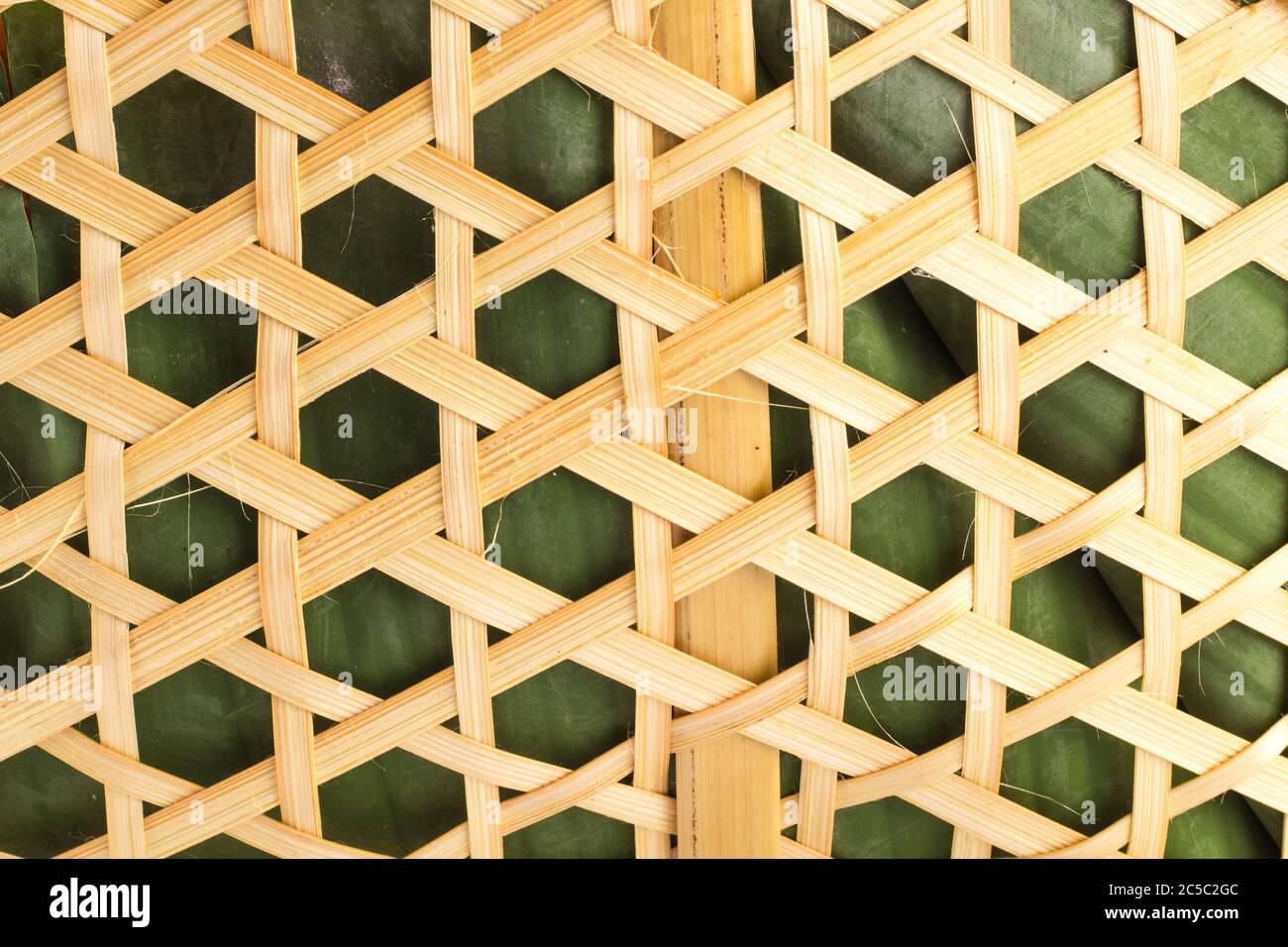 Chiuso su legno di bambù marrone o wicker artigianale tessitura sfondo Foto Stock