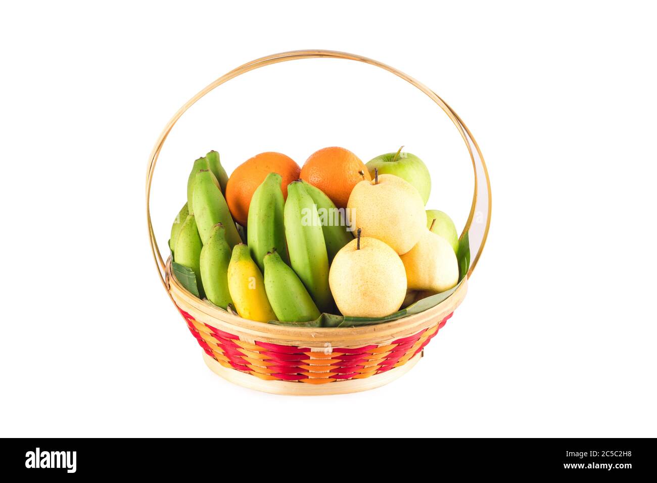 Arancio fresco, pera cinese, banana in bambu wicker cesto su sfondo bianco frutta salute cibo isolato Foto Stock