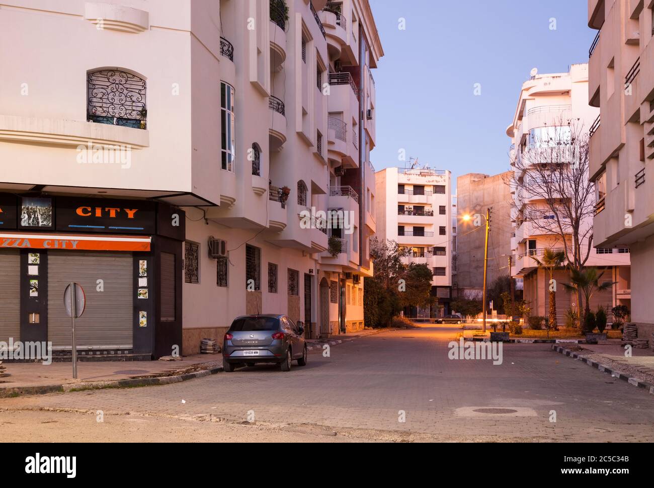 Una strada tranquilla all'alba nel quartiere Agdal di Fès, Fès-Meknès, Marocco, Africa. Foto Stock