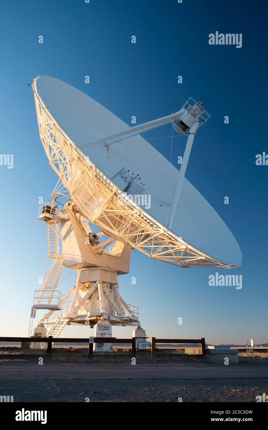 Vista di un singolo piatto di radioastronomia su tracce all'array molto grande (VLA) Foto Stock