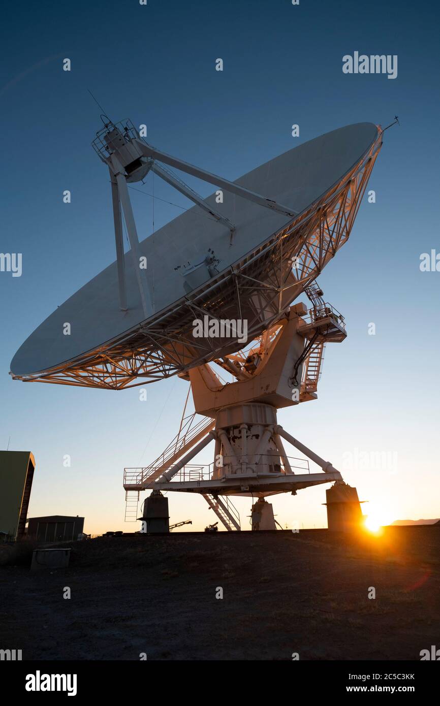 Sunburst attraverso la base di un telescopio di radioastronomia al VLA (molto grande array) nel New Mexico Foto Stock