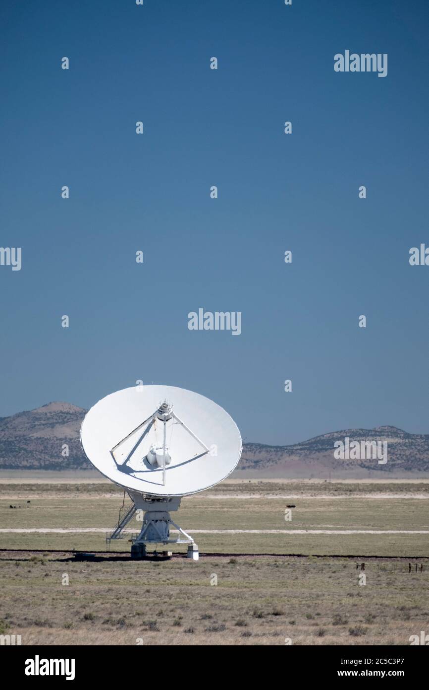 Radiotelescopio singolo con campo di cielo blu sopra Foto Stock