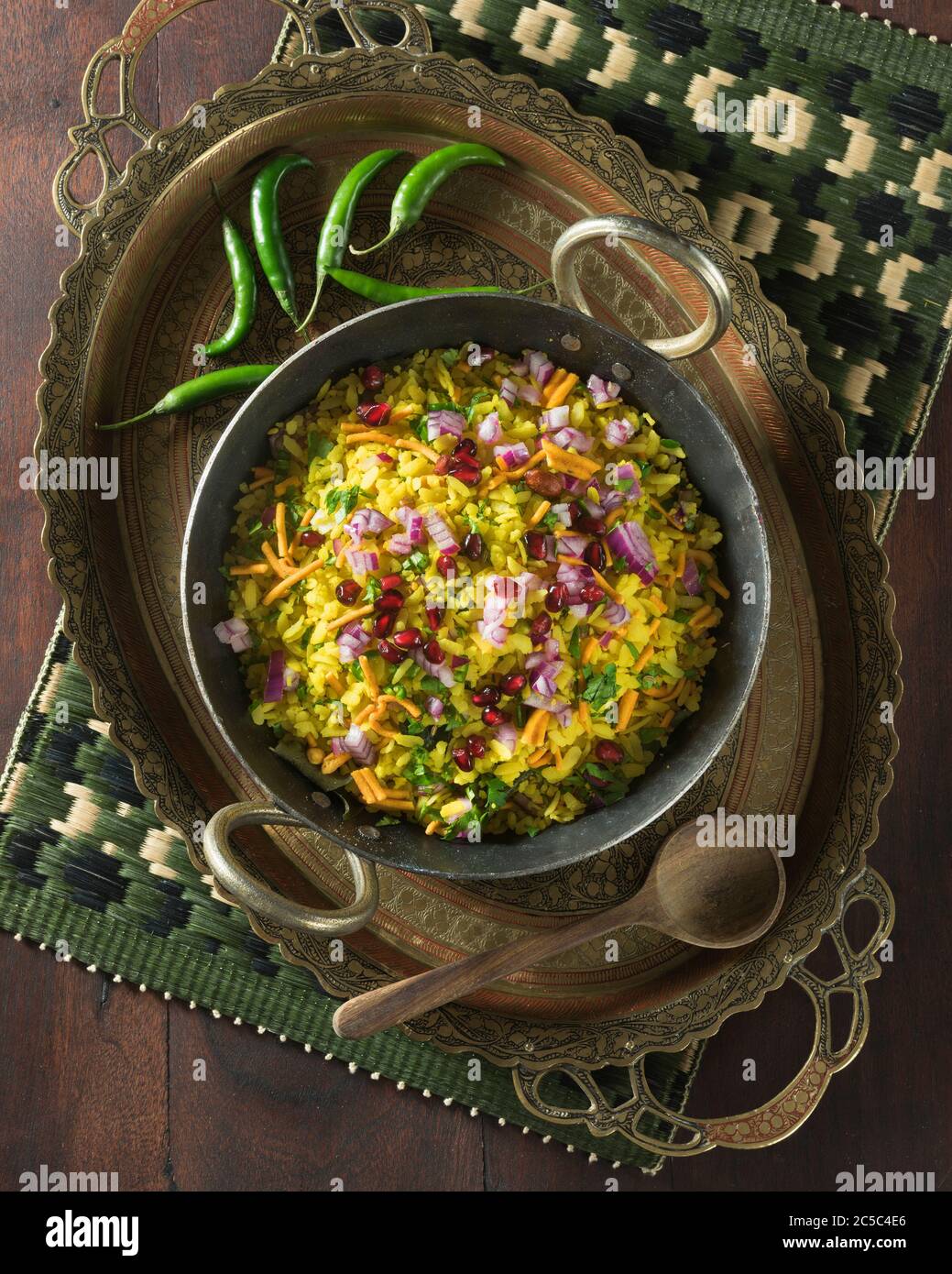 POHA. Fiocchi di riso appiattiti. Piatto indiano per la colazione. India alimentare Foto Stock