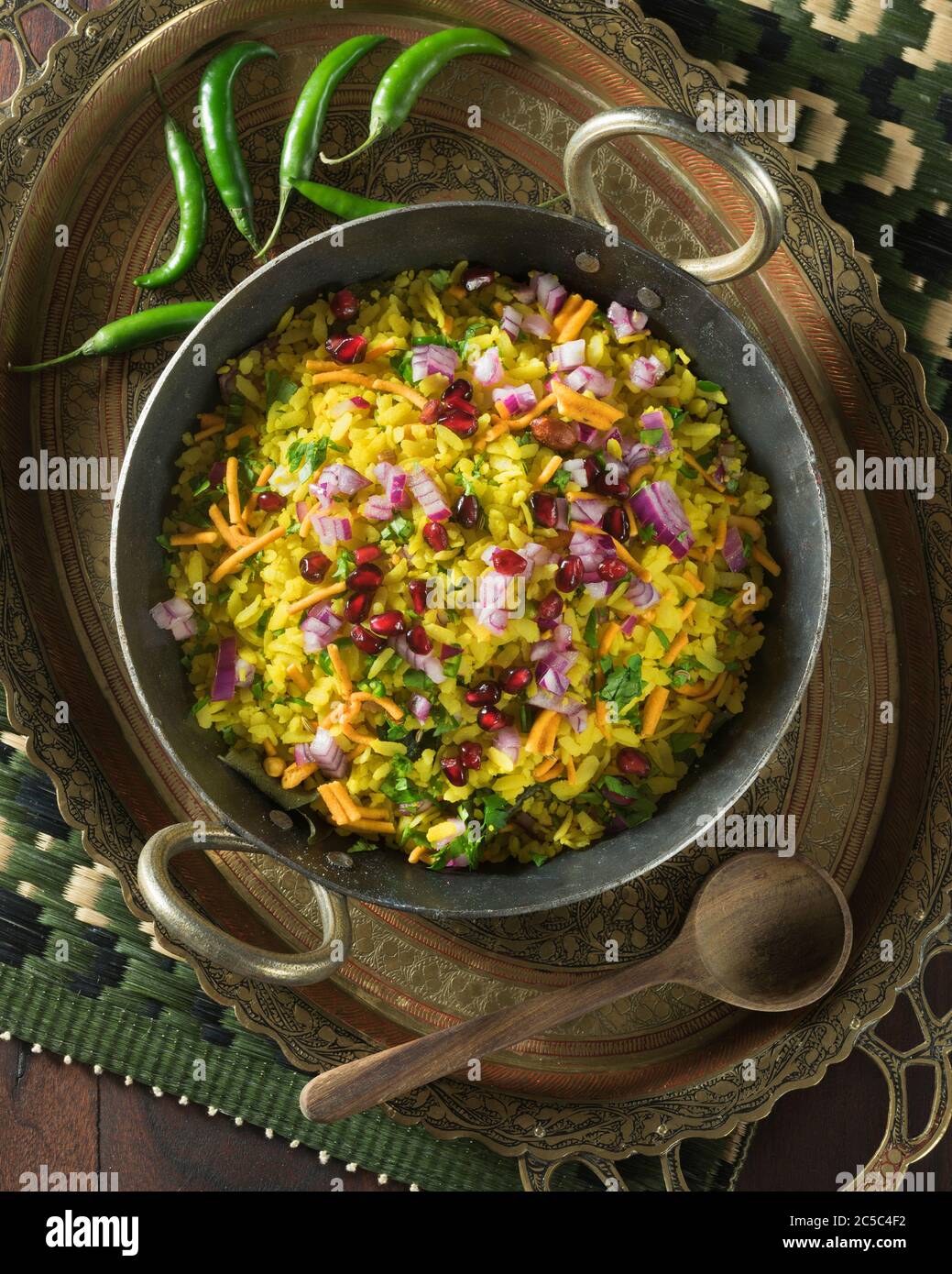 POHA. Fiocchi di riso appiattiti. Piatto indiano per la colazione. India alimentare Foto Stock