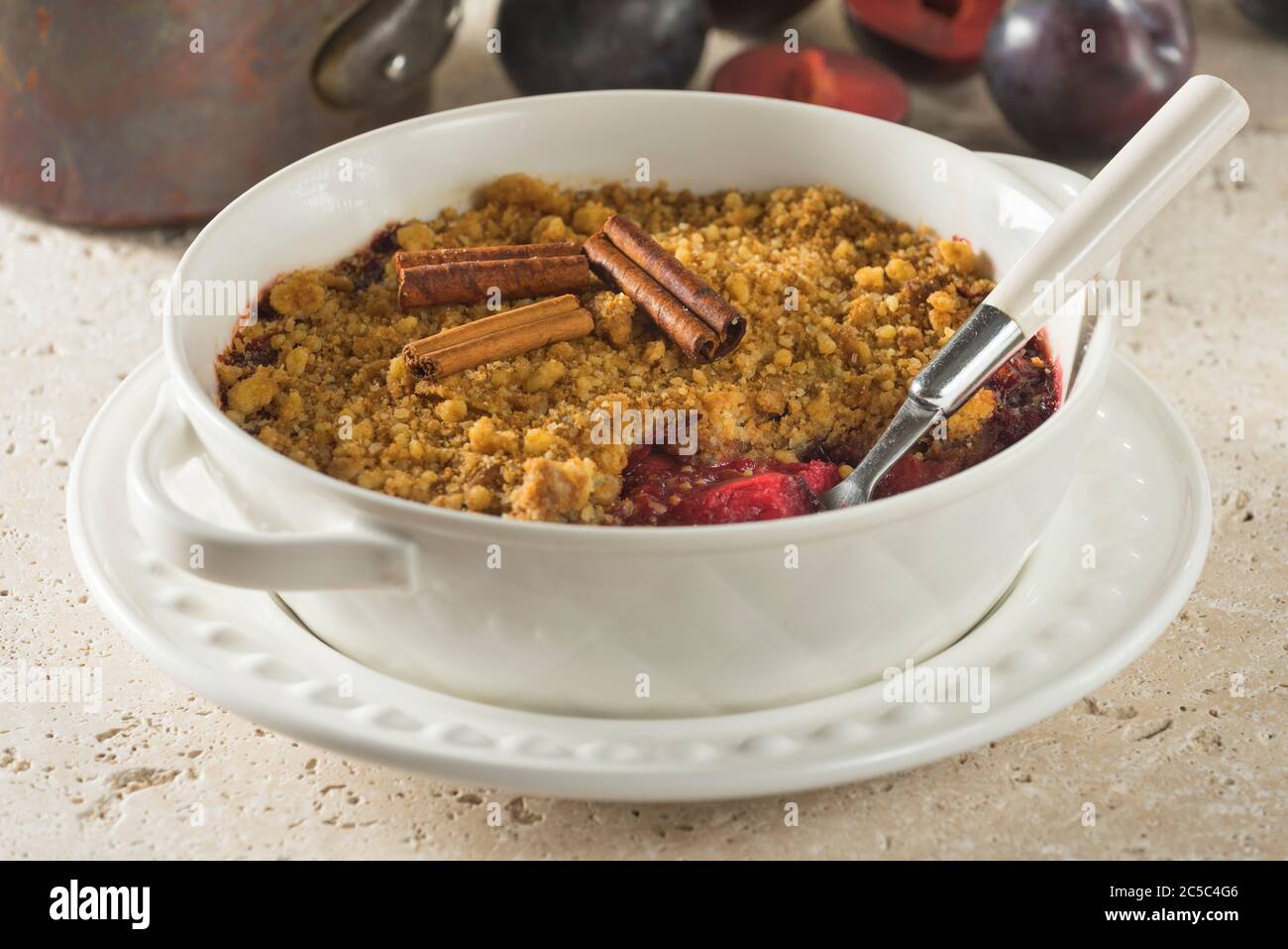 Prugna crumble. Dessert britannico tradizionale. Cibo per il Regno Unito Foto Stock