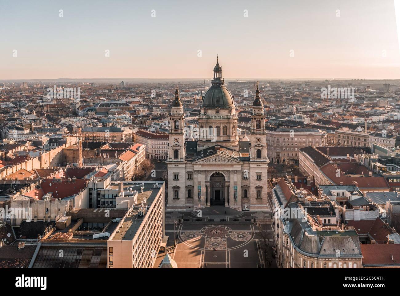 Foto aerea del drone della Basilica di Santo Stefano con piazza vuota nell'alba di Budapest Foto Stock