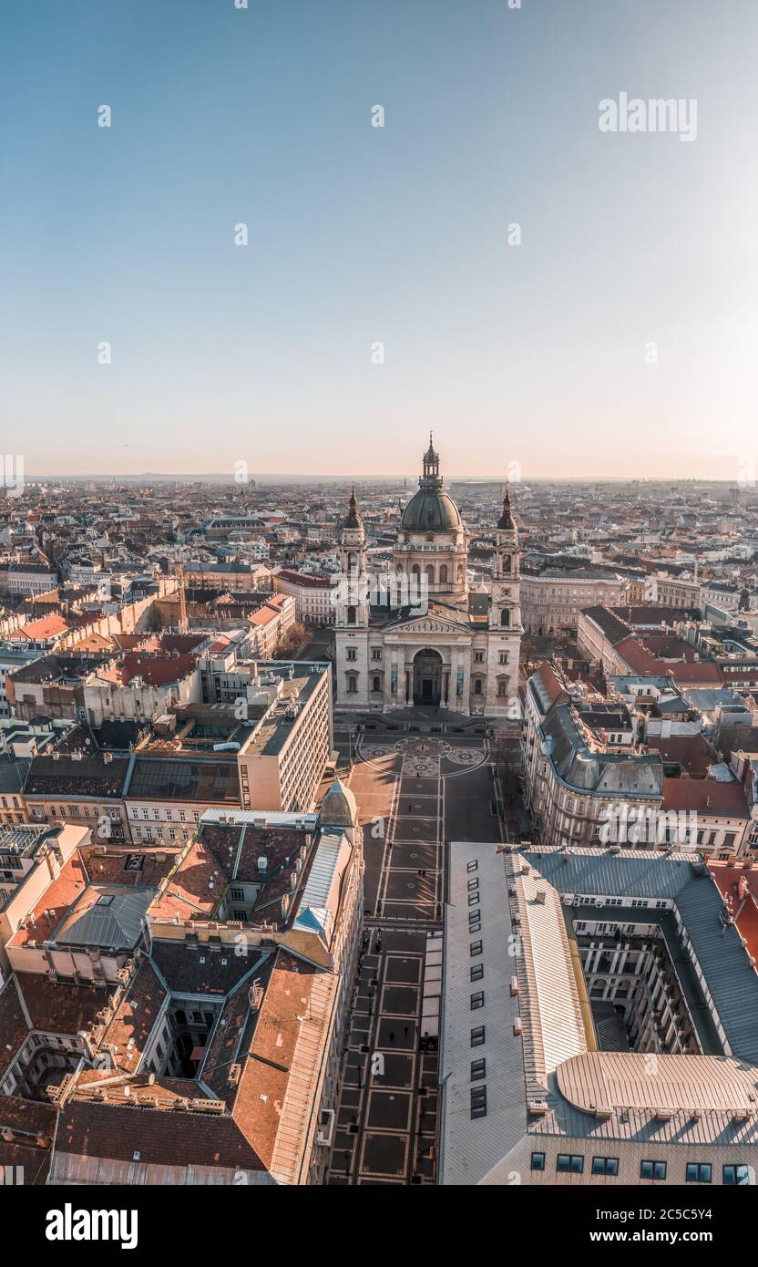 Foto aerea del drone della Basilica di Santo Stefano con piazza vuota nell'alba di Budapest Foto Stock