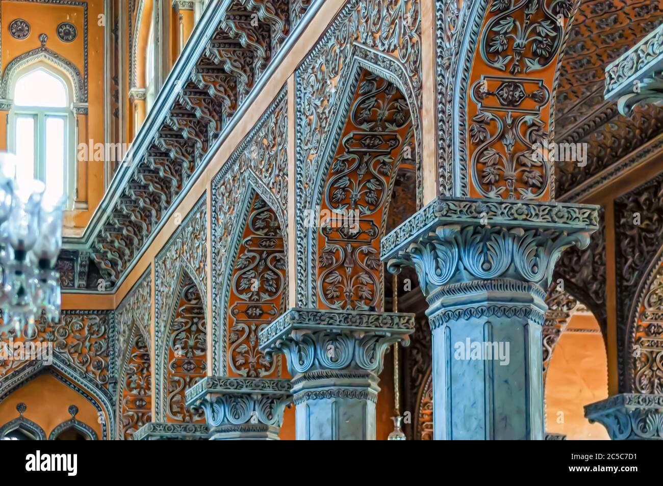 Lavori in stucco ornati e intricati intagli sugli archi delle colonne dell'Abode di Nizam, presso il Palazzo Chowmahalla, Hyderabad, Telangana, India. Foto Stock