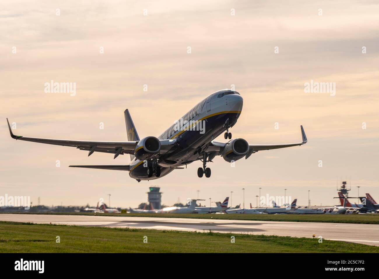 Aeroporto di Londra Southend, Essex, Regno Unito. 2 luglio 2020. Il volo Ryanair FR2192 (06:35) per Malaga ha decollato dall'aeroporto regionale di Southend in mare, mentre la compagnia aerea continua a riprendere i servizi dopo la messa a terra COVID-19 nel mese di marzo. I passeggeri che salivano sugli aerei Boeing 737 dovevano seguire una guida rigorosa all'ingresso del terminal dell'aeroporto, che includeva l'uso di rivestimenti facciali. Molti aeromobili easyJet e BA sono immagazzinati a Southend, con easyJet che annuncia la demolizione del loro hub Southend Foto Stock