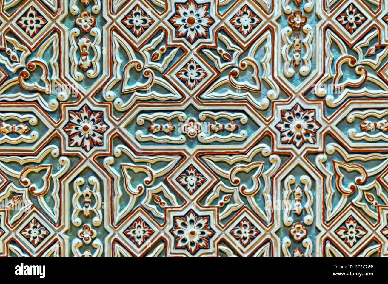 Lavori di stucco ornati e intricati intagli sul soffitto dell'Abode di Nizam al Palazzo di Chowmahalla, Hyderabad, Telangana, India. Foto Stock