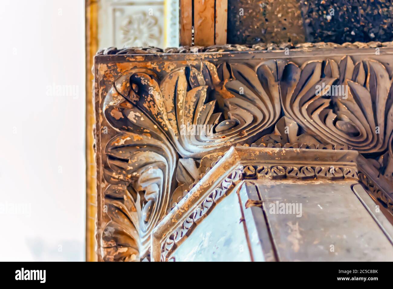 Un primo piano delle intricate incisioni sulle colonne di pietra all'ingresso dell'Abode di Nizam al Palazzo Chowmahalla, Hyderabad, Telangana, India. Foto Stock