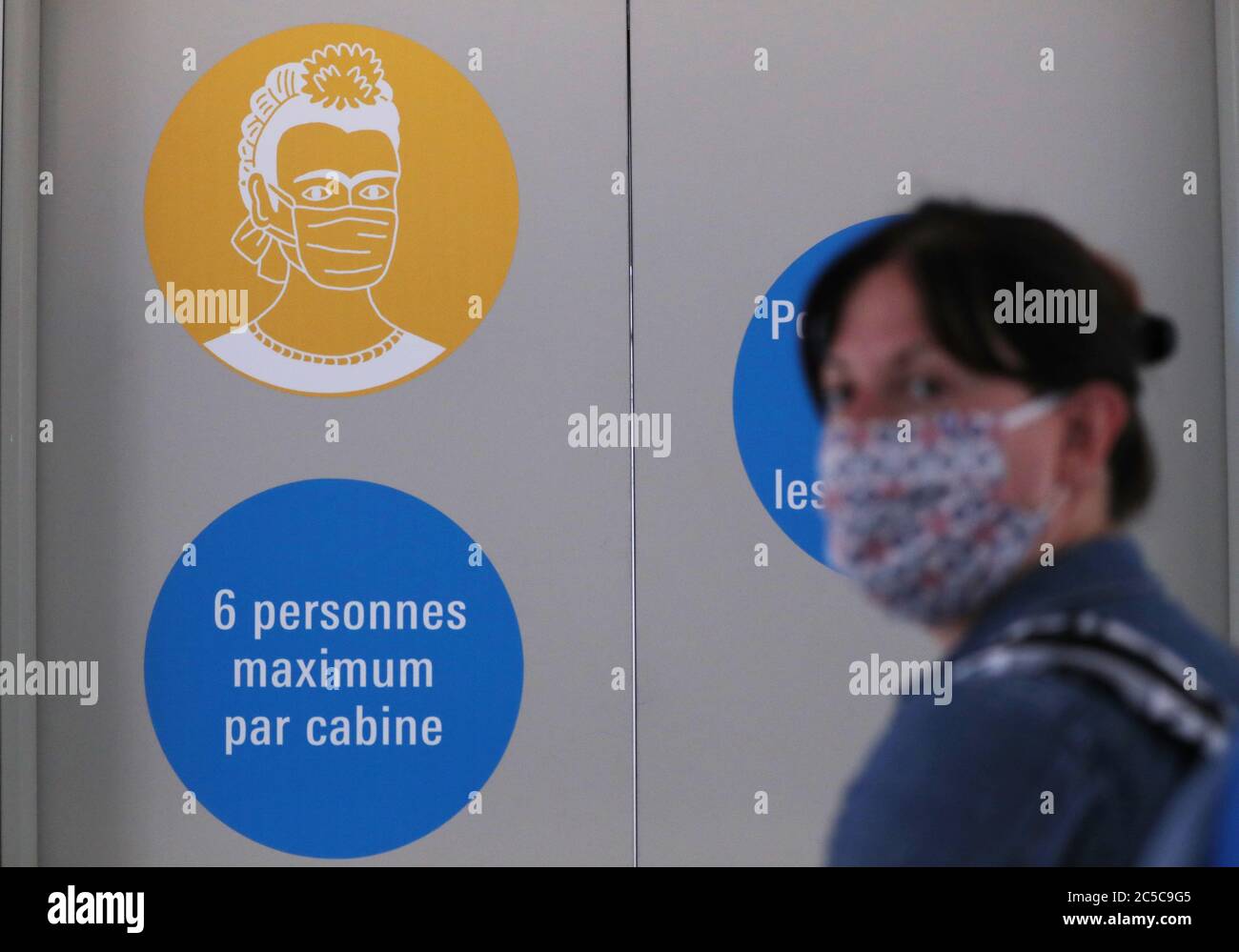 Parigi, Francia. 1 luglio 2020. I cartelli con la scritta "Please wear a face mask" (indossare una maschera facciale) e "six People maximum Inside the elevator" (massimo sei persone all'interno dell'ascensore) sono visibili al Pompidou Centre il giorno della riapertura a Parigi, Francia, 1 luglio 2020. Dopo oltre tre mesi di chiusura a causa della pandemia del coronavirus, il Centro Pompidou ha riaperto al pubblico mercoledì. I visitatori devono prenotare un time slot e prenotare i biglietti sul sito web. Le maschere facciali sono obbligatorie per i visitatori di età superiore ai 11 anni. Durante la visita devono essere rispettate le misure igieniche e le norme di allontanamento sociale. Credit: Gao Jing/Xinhua/Alamy Live News Foto Stock