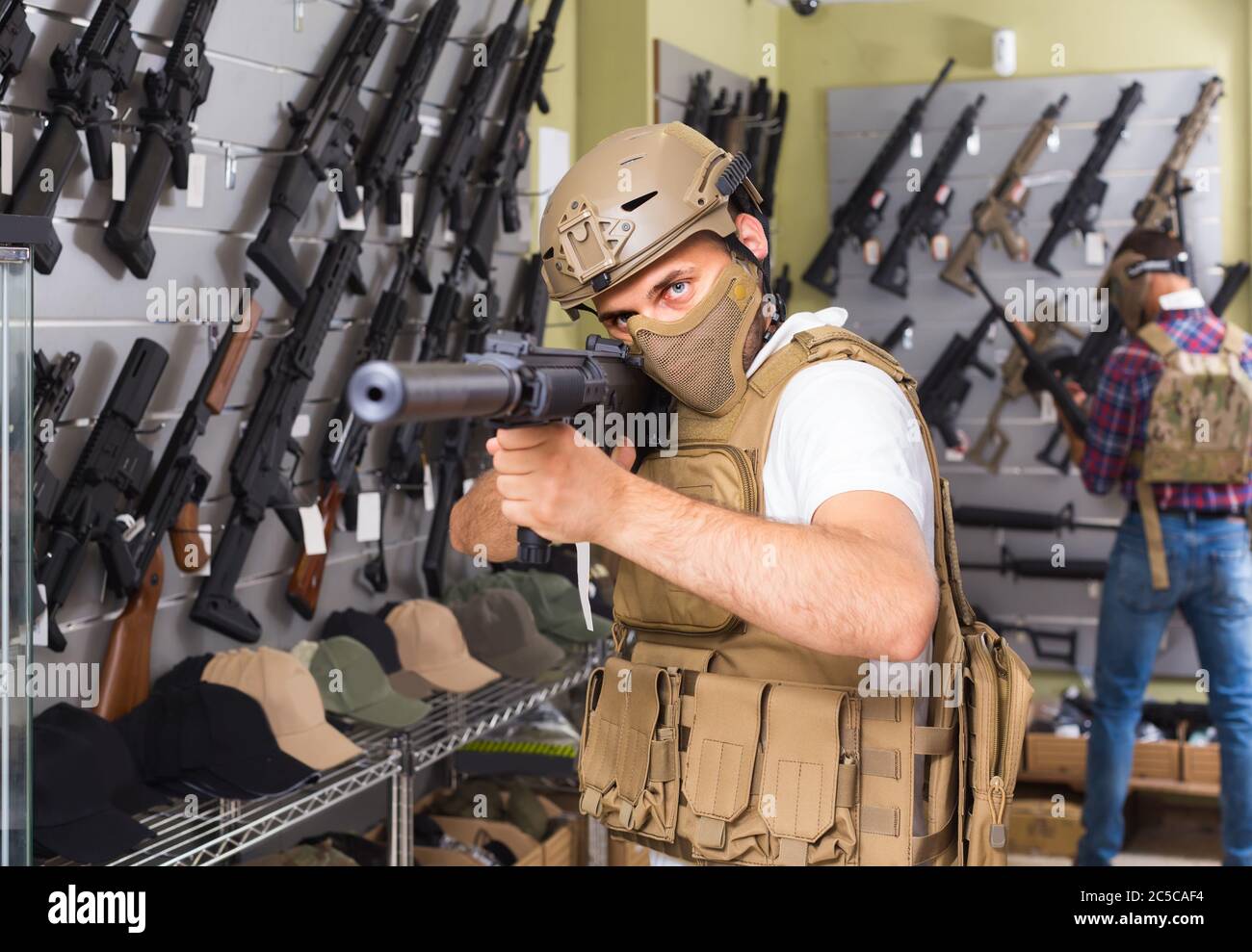 Irlandese positiva di uomini in uniforme militare con la pistola nel mercato militare Foto Stock