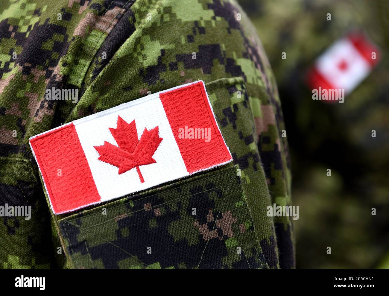 Bandiera del Canada sull'uniforme militare. Soldati canadesi. Esercito del Canada. Giorno della memoria. Papavero giorno. Canada Day. Foto Stock