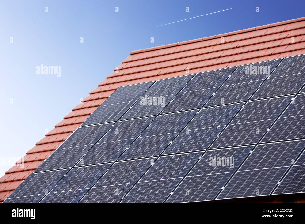 Casa singola con impianto solare o fotovoltaico Foto Stock