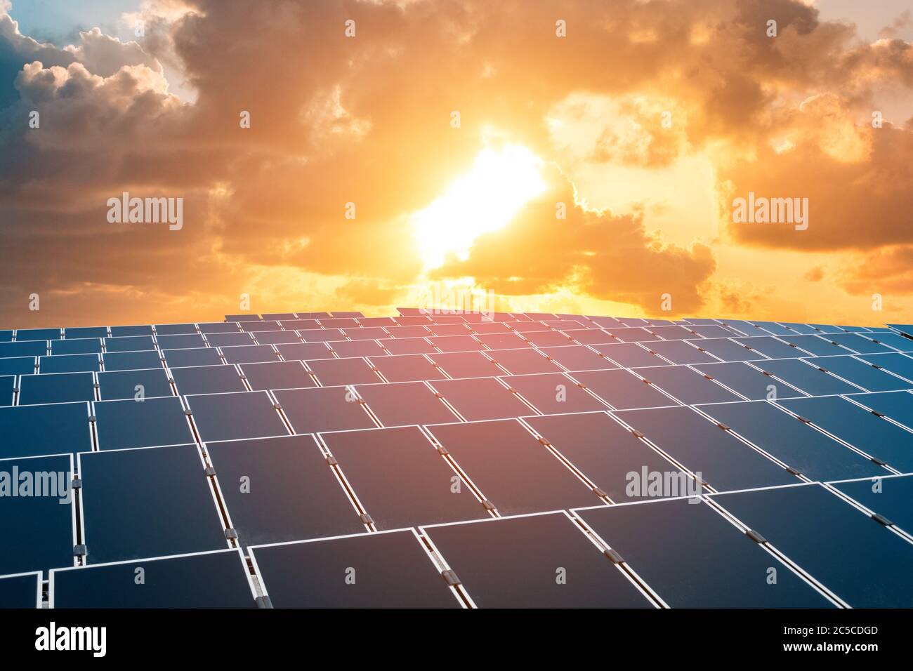 centrale di energia solare con sfondo cielo di tramonto Foto Stock