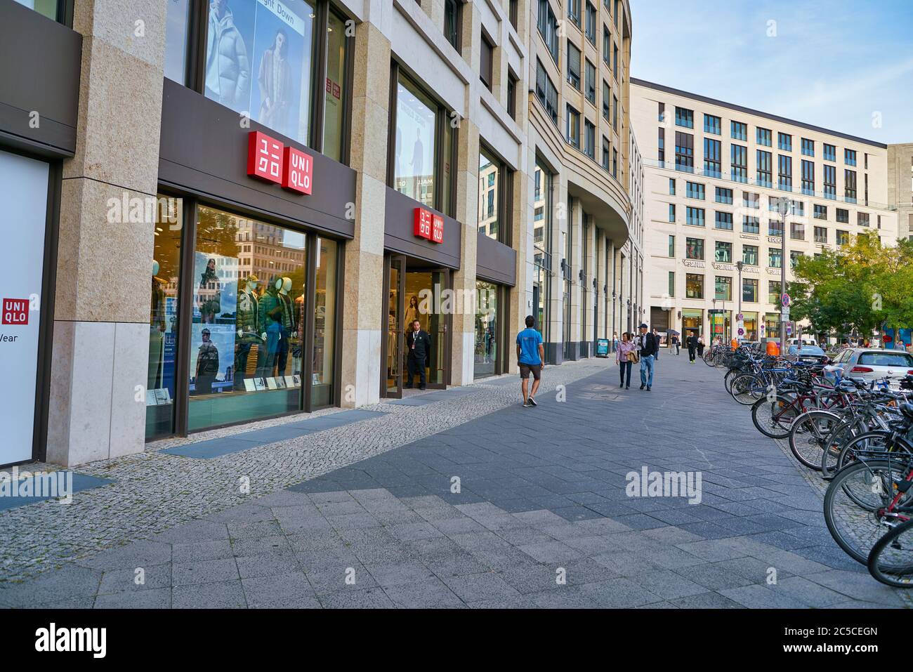 BERLINO, GERMANIA - CIRCA SETTEMBRE 2019: Vista a livello della strada del fronte dello storefront Uniqlo a Berlino. Foto Stock