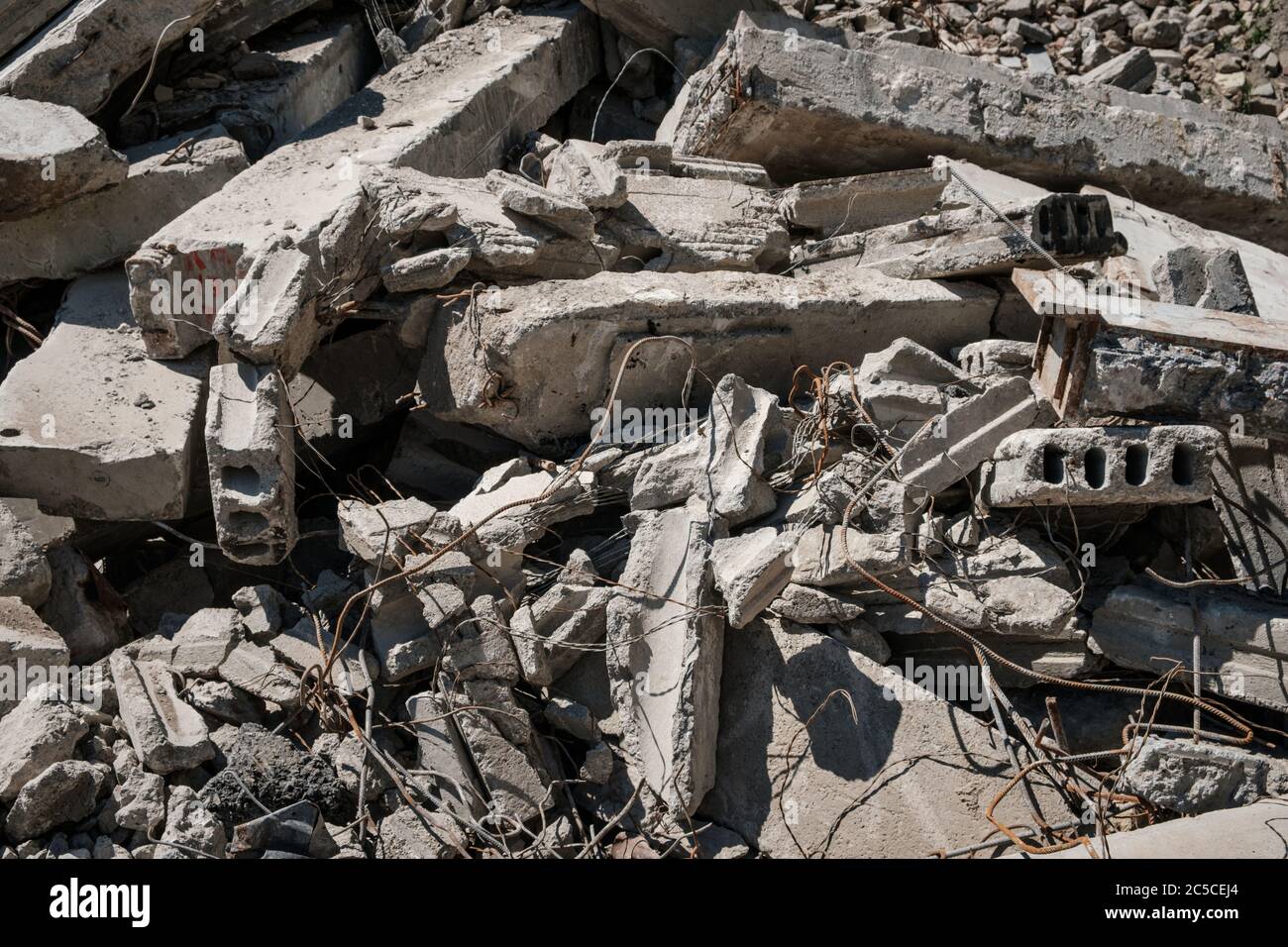 macerie di calcestruzzo da edifici distrutti per il riciclaggio di materiali di construcion Foto Stock