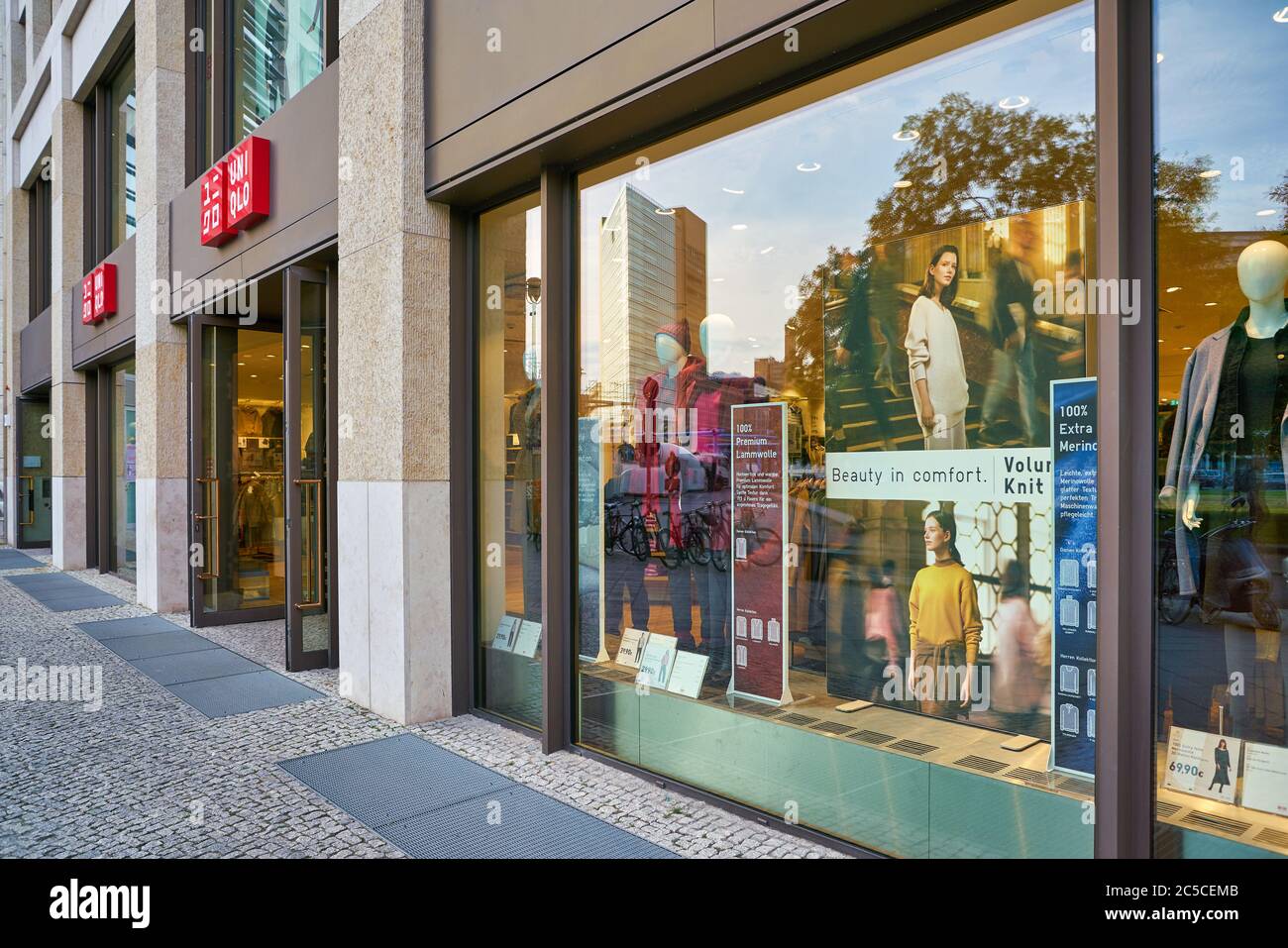BERLINO, GERMANIA - CIRCA SETTEMBRE 2019: Vista a livello della strada del fronte dello storefront Uniqlo a Berlino. Foto Stock