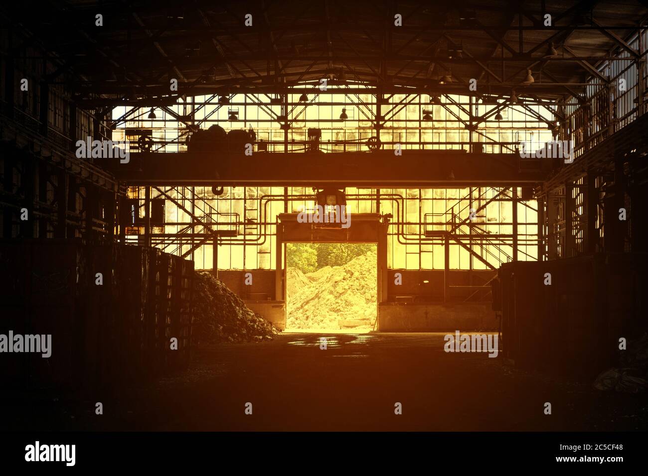 all'interno di una vecchia fabbrica di acciaio, sala dell'industria di produzione - Foto Stock