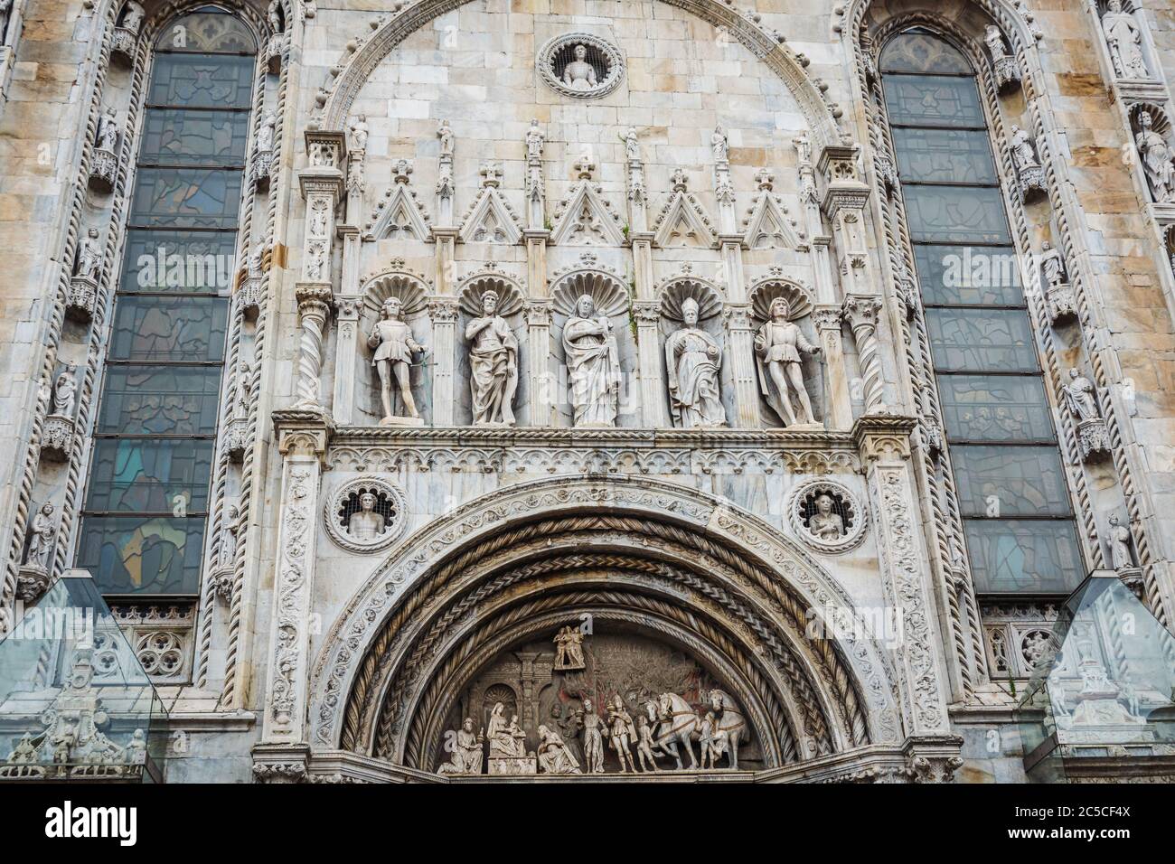 Vista della facciata della Cattedrale di Santa Maria Assunta, meglio conosciuta come Cattedrale di Como. La maggior parte delle sculture sulla facciata sono realizzate in stile gotico. Foto Stock