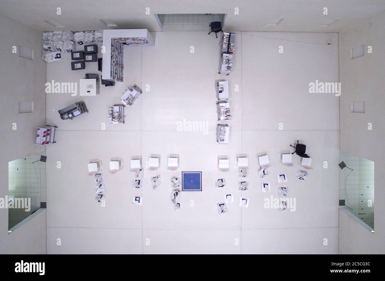 Stoccarda, Germania. 02 luglio 2020. Nella sala centrale della Biblioteca della Città di Stoccarda, il cosiddetto "cuore" di Mailänder Platz, sono disponibili libri da collezione (registrati con un drone). A causa della pandemia del coronavirus, da marzo il servizio ai clienti è limitato. Nel 'Herz', pacchetti multimediali impacchettati (sotto nella foto), ma anche libri pre-ordinati possono essere ritirati. In questo modo, i visitatori non devono camminare attraverso la biblioteca. Credit: Sebastian Gollnow/dpa/Alamy Live News Foto Stock