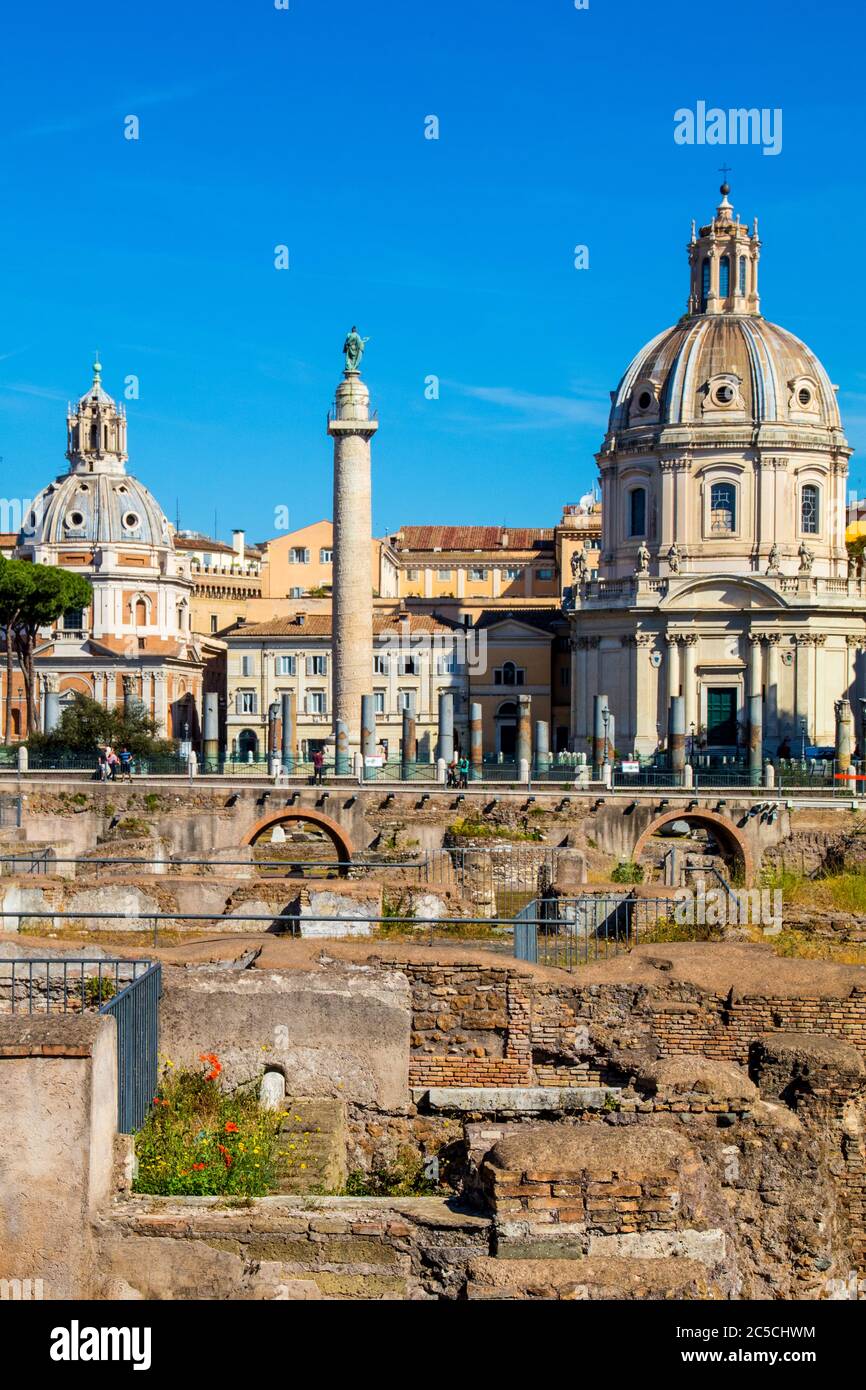 Il Foro Romano guardando verso la colonna di Traiano a Roma Italia Foto Stock
